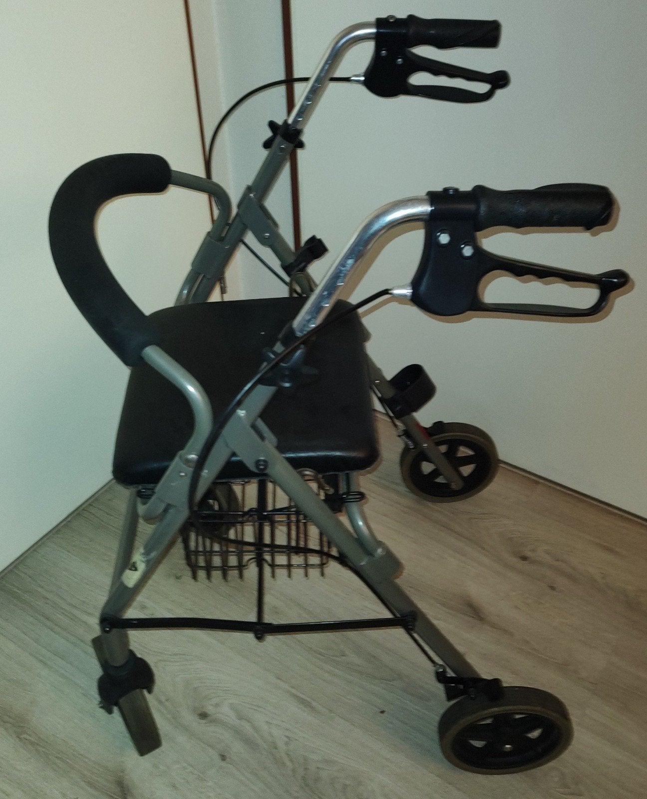 In hoogte verstelbaar en inklapbare rollator, Diversen, Ophalen, Opvouwbaar