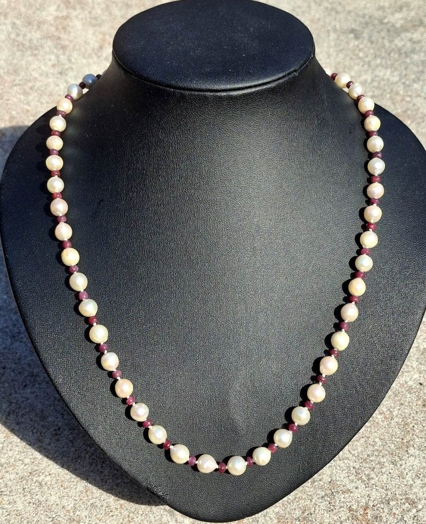 Prachtige 9-KT Witgoud Robijn & Akoya Zoutwater Parelketting, Ophalen of Verzenden, Goud, Ketting, Met edelsteen