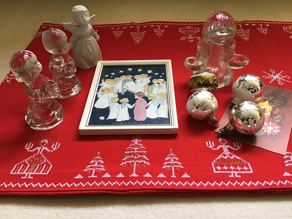 Glazen engeltjes + 1 porseleinen - schilderijtje - balletjes, Diversen, Kerst, Ophalen of Verzenden, Zo goed als nieuw