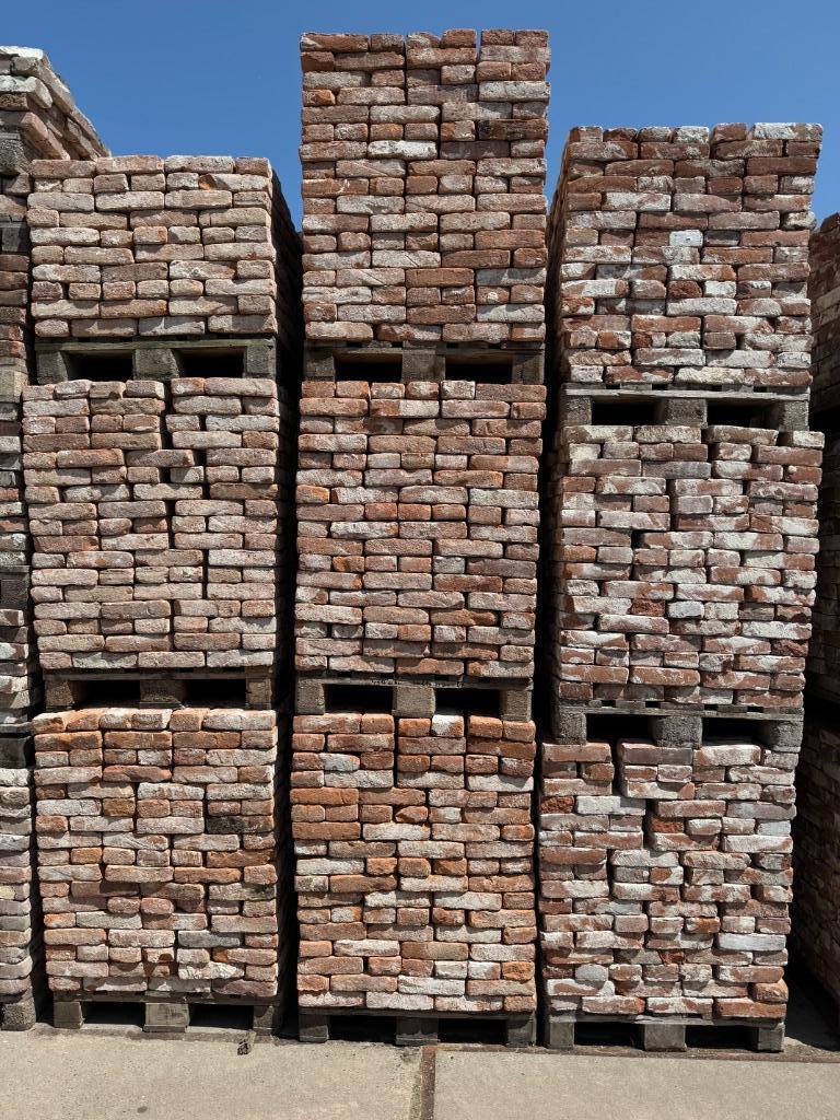5500 stuks vormbak metselsteen rood oranje 70m2.