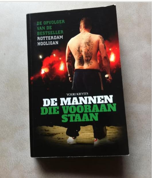 Boek de mannen die vooraan staan., Boeken, Ophalen of Verzenden, Zo goed als nieuw, Overige sporten