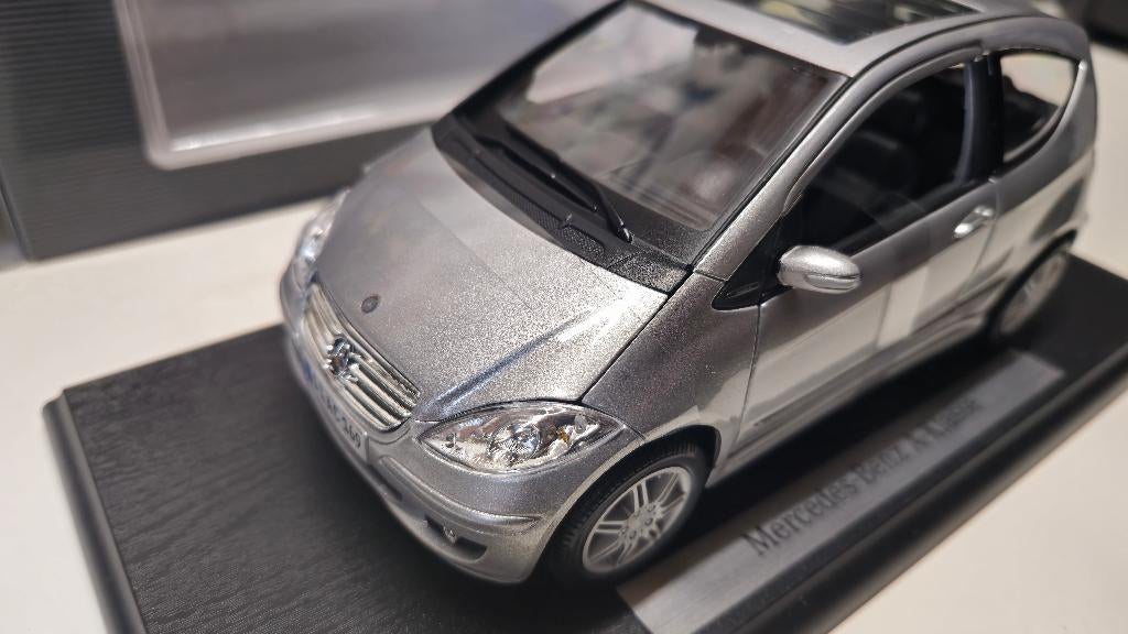 Merk : Mercedes Benz Type : A.klasse kleur: grijs 1:18, Hobby en Vrije tijd, Modelauto's | 1:18, Ophalen, Nieuw, Auto, Maisto