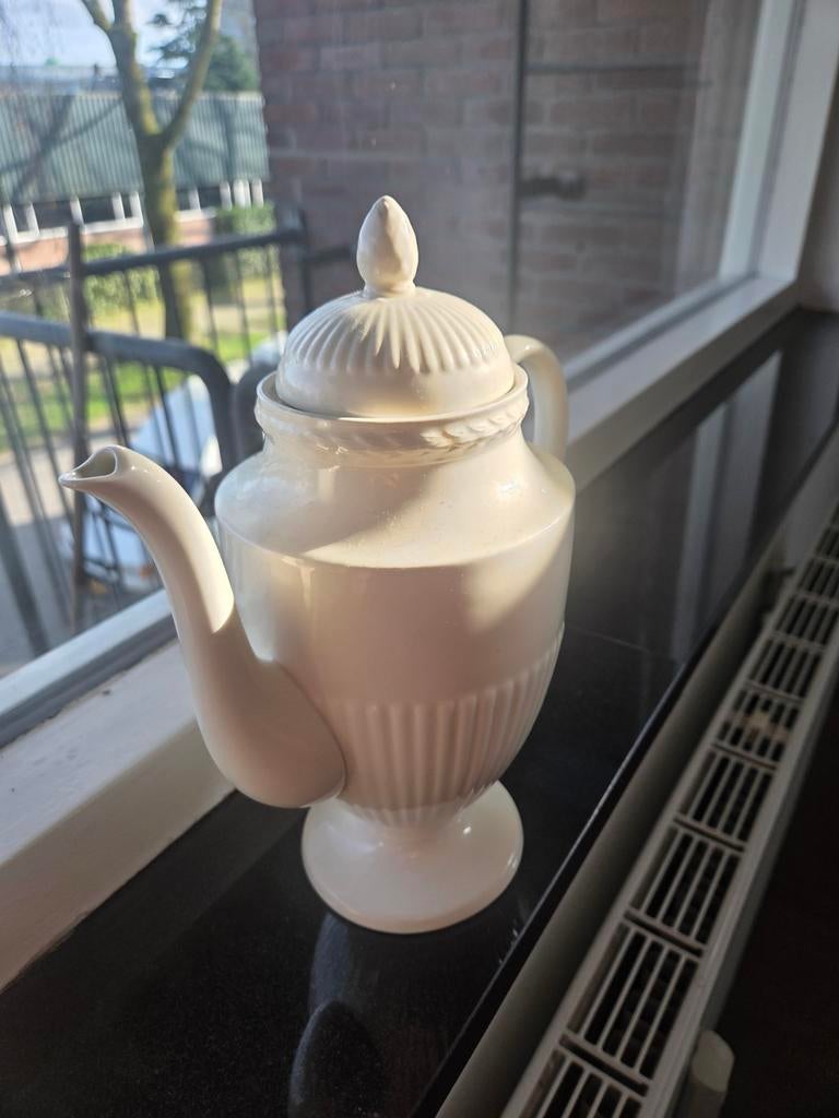Wedgwood theepot, Ophalen