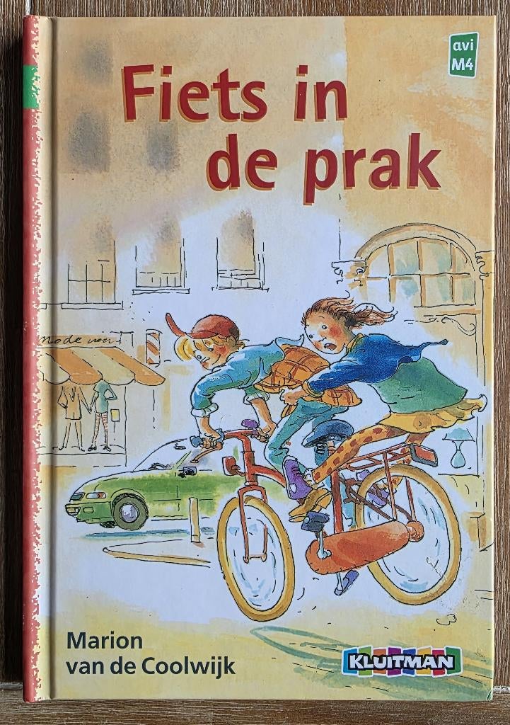 Fiets in de prak - AVI 3 -  AVI M4 - Groep 4, Ophalen of Verzenden, Zo goed als nieuw, Marion van de Coolwijk, Fictie algemeen