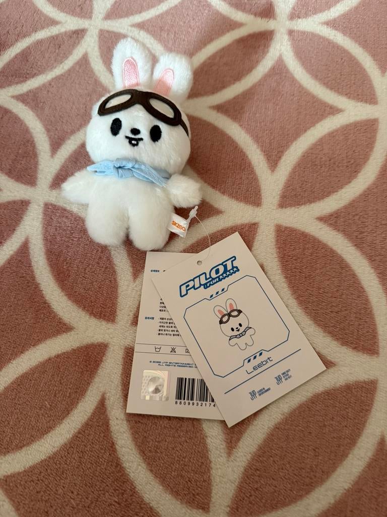 Stray Kids SKZOO Leebit Pilot plush, Ophalen of Verzenden, Nieuw, Foto of Kaart