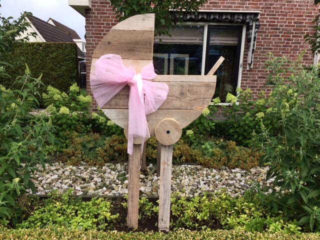 Te huur: Kinderwagen van steigerhout, Kinderen en Baby's, Kraamcadeaus en Geboorteborden, Ophalen of Verzenden, Geboortebord
