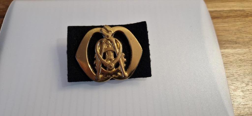 Baretembleem Technische Dienst, Verzamelen, Militaria | Algemeen, Ophalen of Verzenden, Landmacht, Nederland, Embleem of Badge