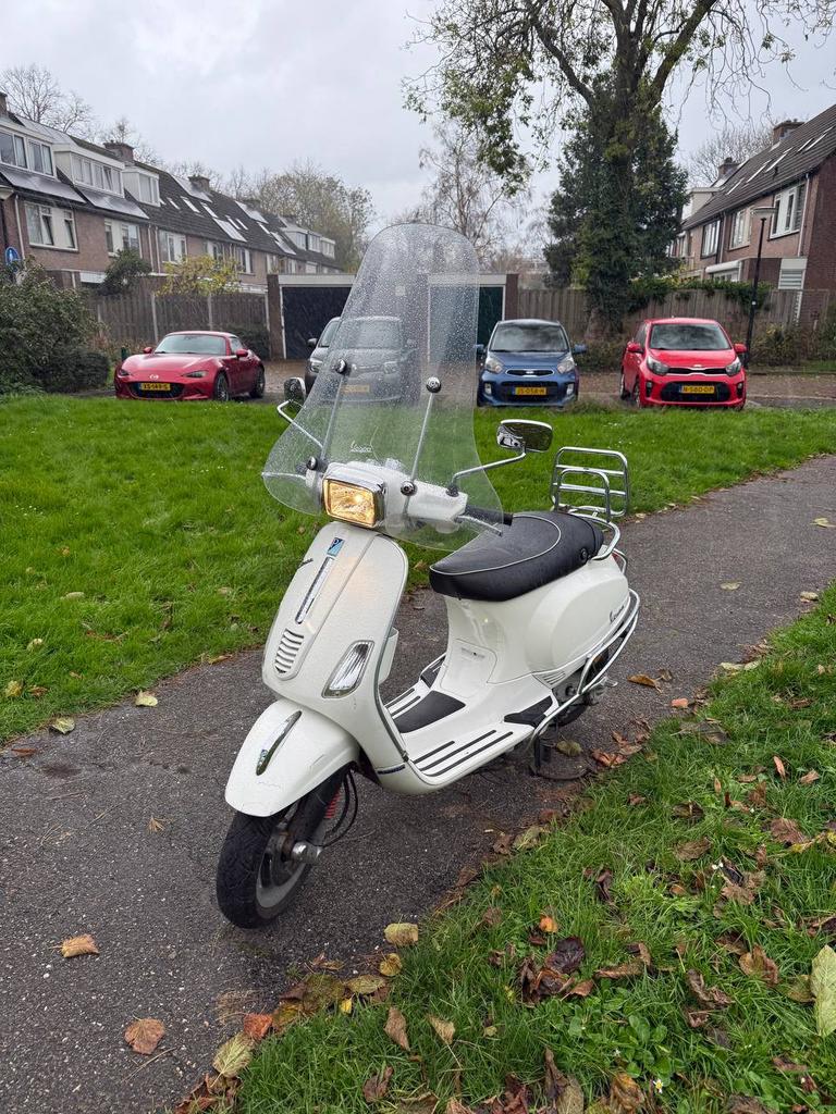 Witte vespa scooter, Fietsen en Brommers, Scooters | Vespa, Ophalen, Gebruikt, Benzine, Maximaal 25 km/u