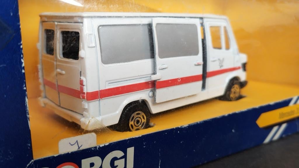Mercedes Benz 207 D Falck Ambulance 1:36 Corgi Pol, Corgi, Auto, Verzenden, Nieuw