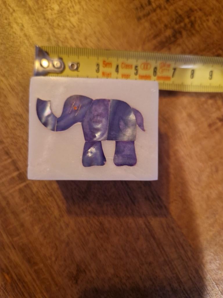 Oud doosje van parelmoer met olifant.