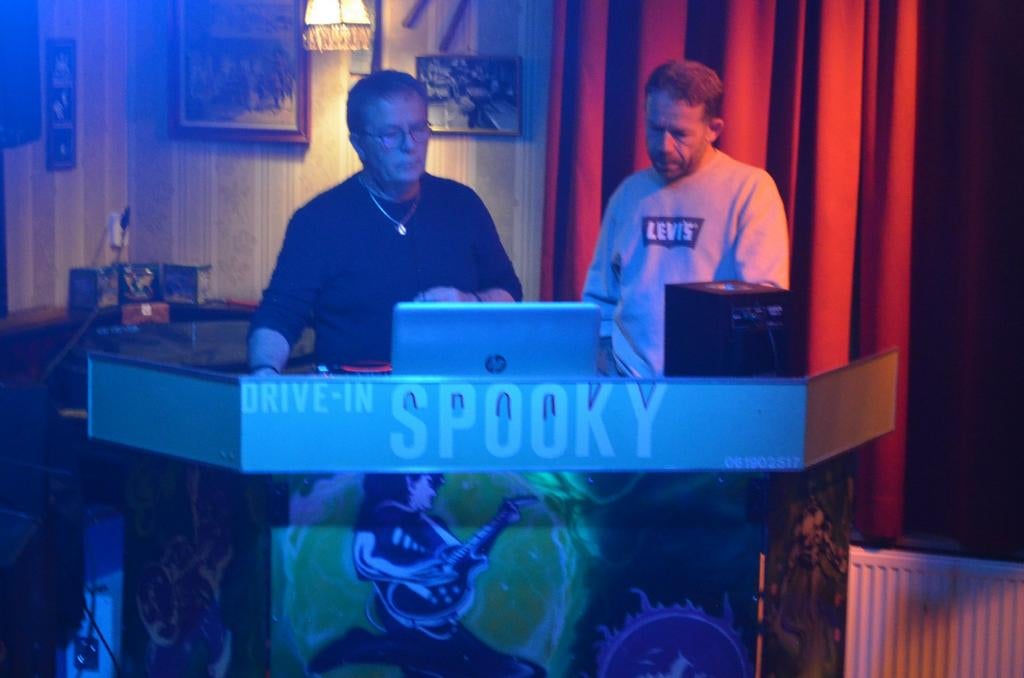 Spooky drive in show, Dj