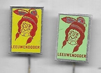 LEEUWENDODER INDIANEN SPELDEN 2 UIT 1 SERIE, Ophalen of Verzenden, Gebruikt, Overige onderwerpen, Speldje of Pin