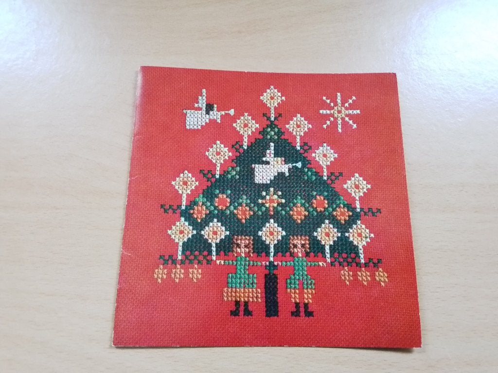 Borduurpatroon van een kerstkaart, kerstboom met kinderen, Ophalen of Verzenden, Zo goed als nieuw, Handborduren, Patroon