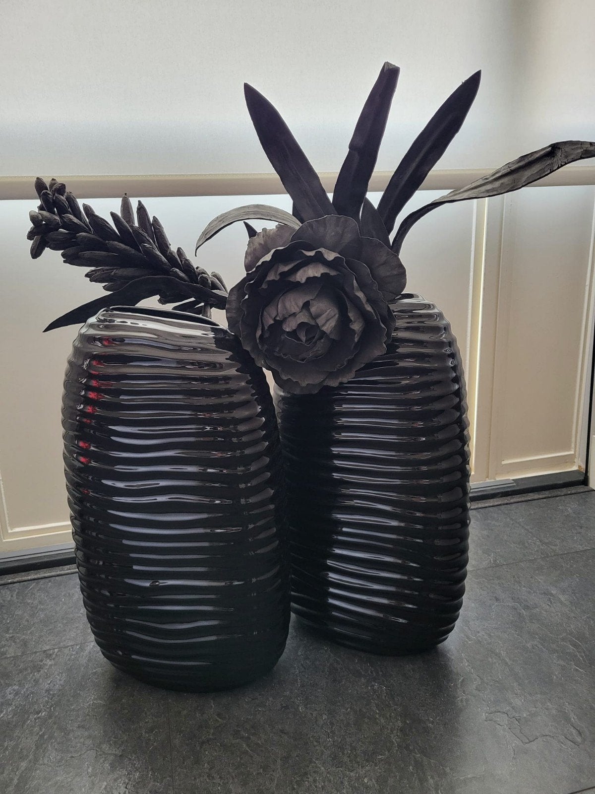 Set van 2 zwarte vazen met kunstbloemen, Ophalen, Zo goed als nieuw, Inclusief decoratie, Zwart
