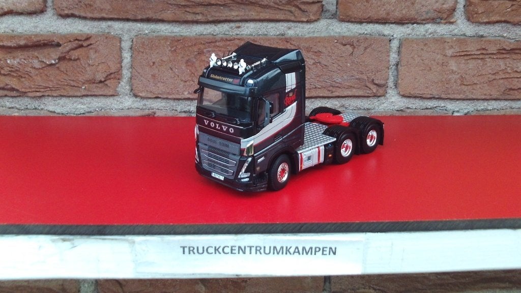 WSI  Volvo  FH5  Globetrotter  van  Royal  Edition., Ophalen of Verzenden, Nieuw, Bus of Vrachtwagen, Wsi
