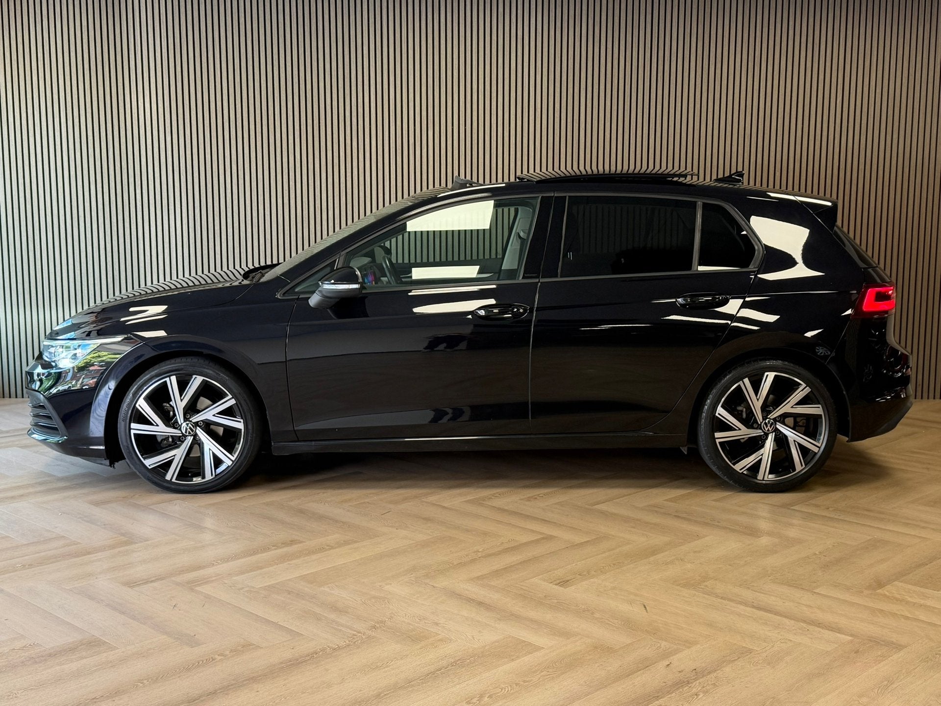 Volkswagen Golf 1.5 eTSI DSG PANO MASSAGE CAMERA VIRTUAL COC, Stof, 4 cilinders, Zwart, Bedrijf