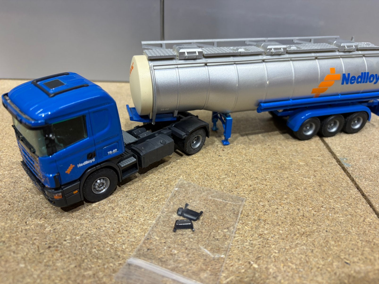 TEKNO SCANIA 124LNED LOYD BULKTRANSPORT, Hobby en Vrije tijd, Ophalen of Verzenden, Zo goed als nieuw, Bus of Vrachtwagen, Tekno