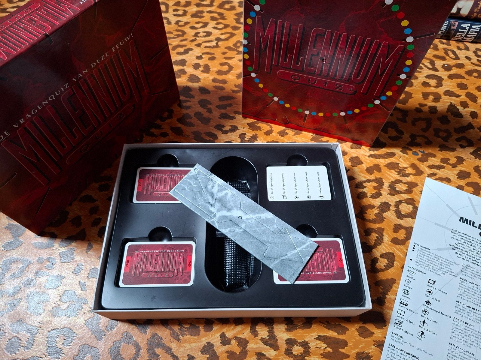 Millennium Quiz Bordspel - De Vragenquiz van de Eeuw, Een of twee spelers, Ophalen of Verzenden, Nieuw, TFL Spellen