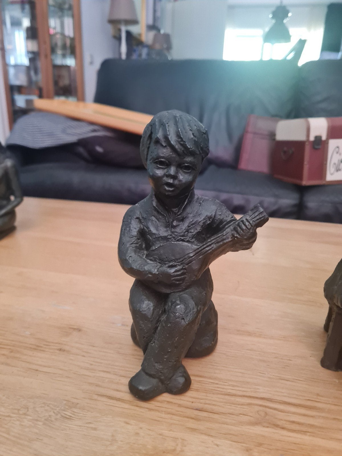 Beeldje van jongen met mandoline - Geert Kunen, Minder dan 20 cm, Ophalen of Verzenden, Beeld, Composieten