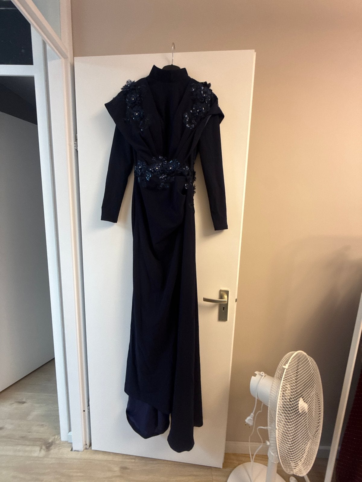 Elegante donkerblauwe galajurk met details, Galajurk, Blauw, Zo goed als nieuw, Ophalen