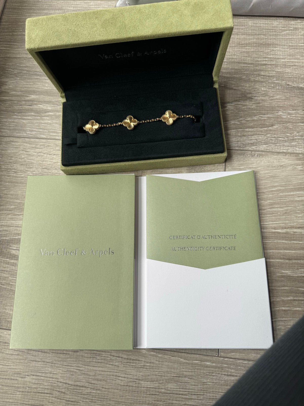 Van Cleef & Arpels Alhambra Armband Guilloche Geelgoud, Ophalen, Zo goed als nieuw, Goud