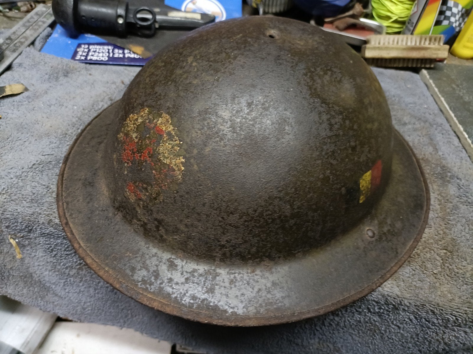 Oude militaire helm met Belgische vlag en Rode Kruis, Ophalen of Verzenden, Overige soorten, Overige gebieden, Helm of Baret