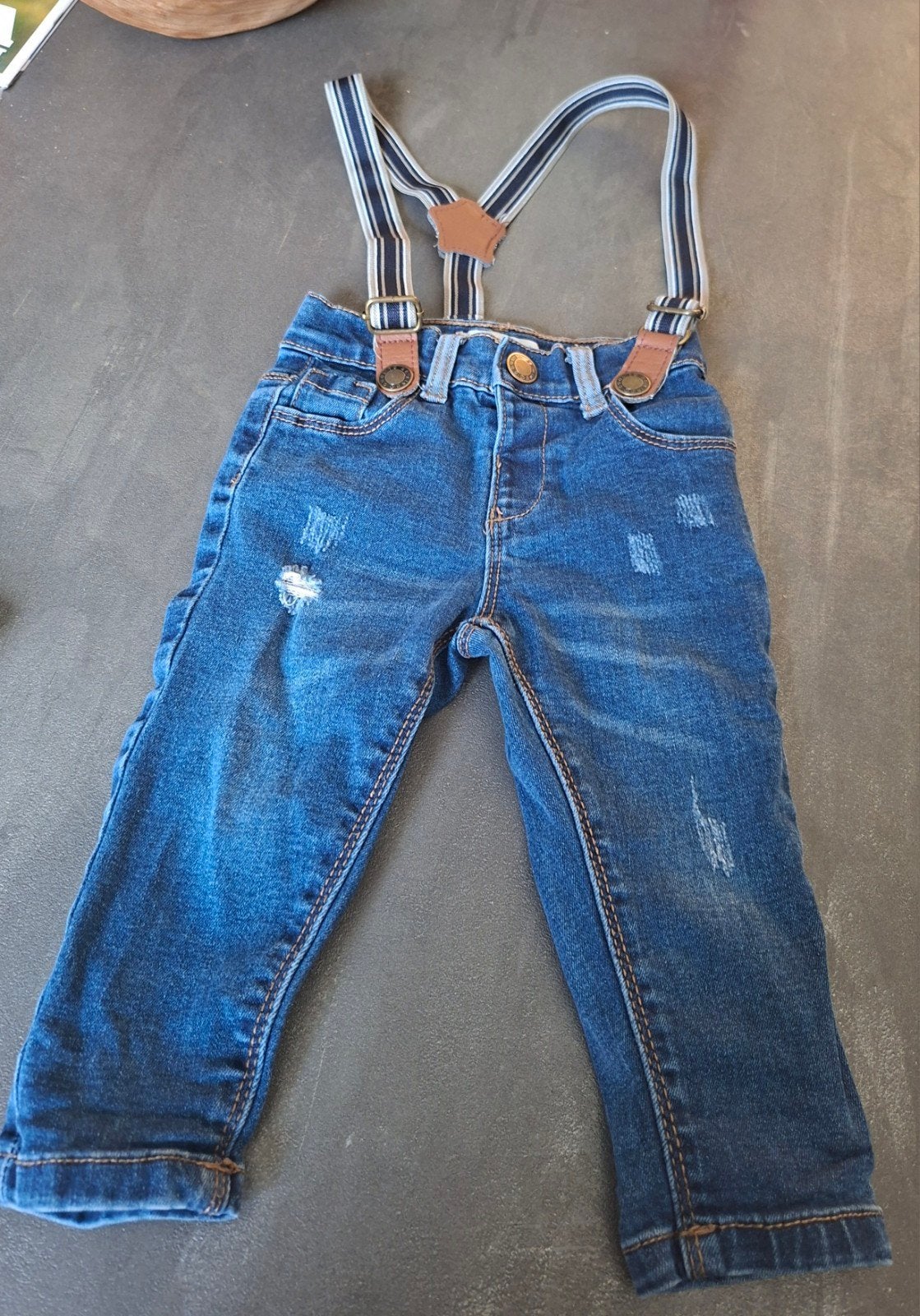 Stoere baby spijkerbroek met bretels mt 68, Ophalen, Zo goed als nieuw, Onbekend, Jongetje of Meisje