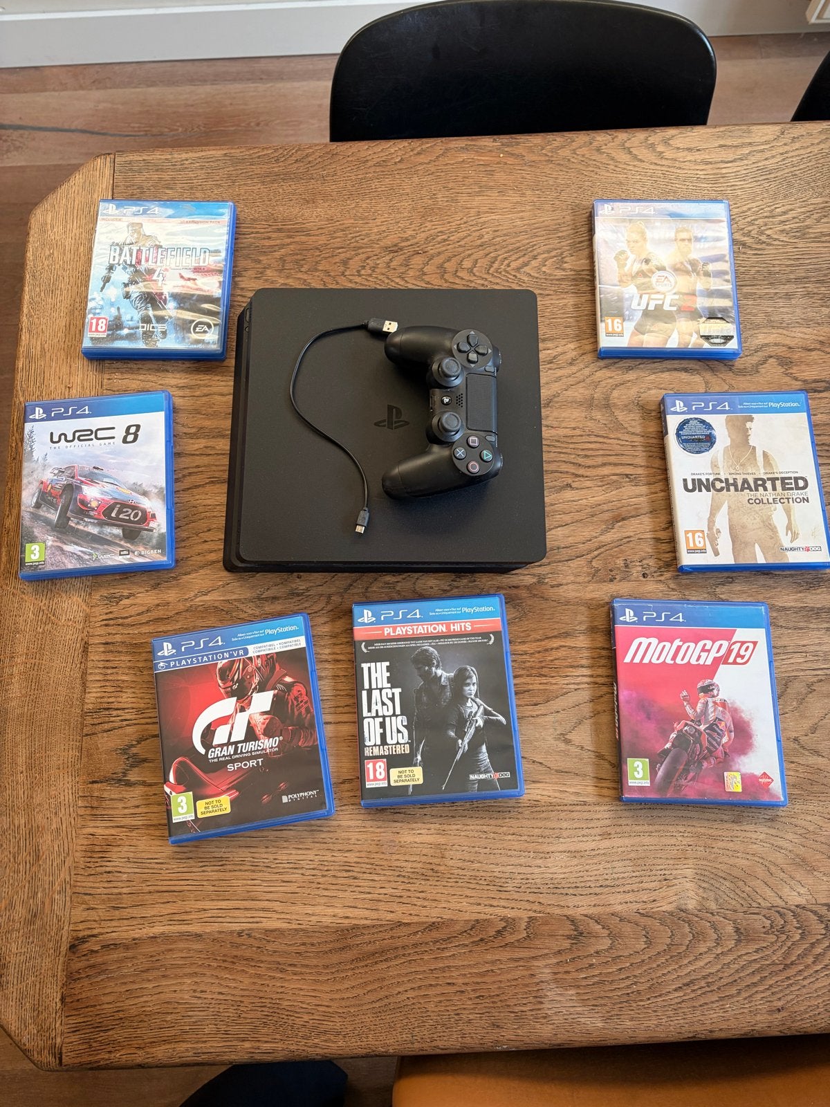 PS4 Slim met 1 controller en 7 games