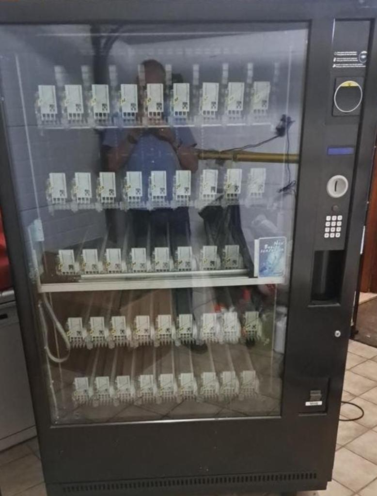 Frisdrank automaat Vendo G9 gekoeld, Ophalen