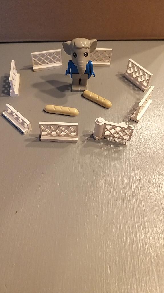 Fabuland lego Ernie Olifant met stokbrood en witte hekjes, Overige thema's, Lego, Inclusief minifiguren, Ophalen of Verzenden