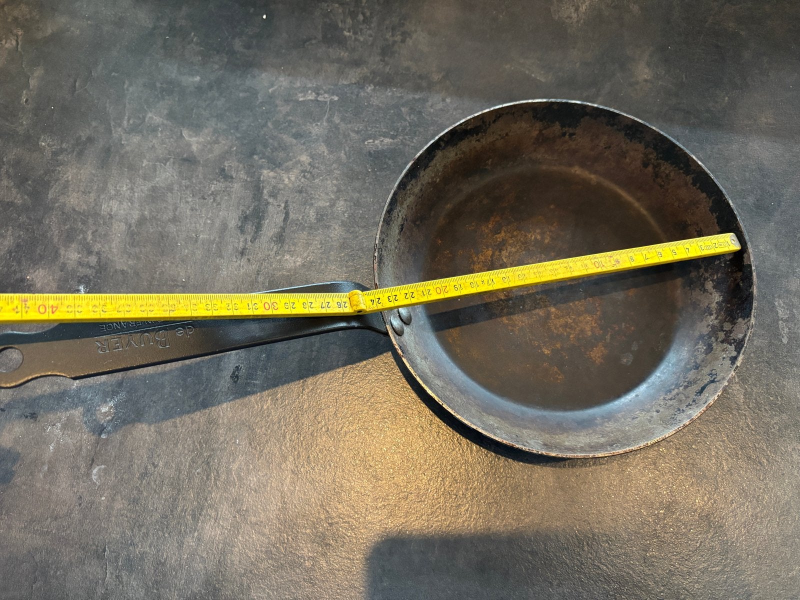 De Buyer ingebrande plaatstaal koekenpan 24 cm, Huis en Inrichting, Gebruikt, De Buyer, Ophalen of Verzenden, Overige materialen