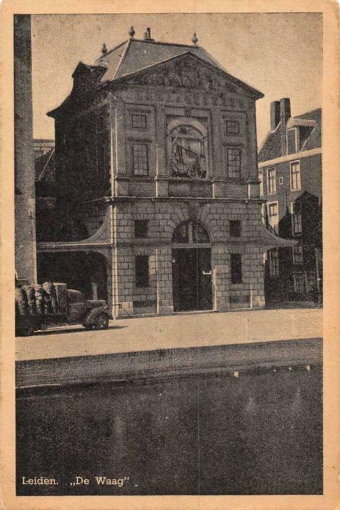 Leiden de waag, aan de straatkant een Kolenwagen, Ophalen of Verzenden, Voor 1920, Gelopen, Noord-Brabant