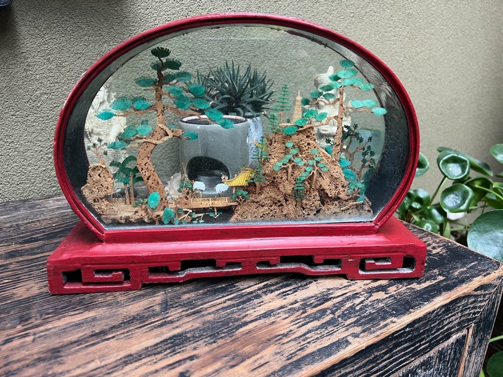 Chinees kurk diorama achter glas houtsnijwerk voet chinese, Hout, 22 cm, Overige typen, Handgemaakt