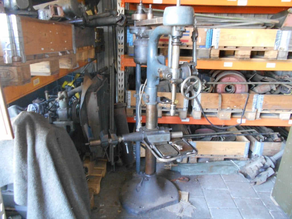 Antieke kolomboormachine met riemaandrijving, Ophalen