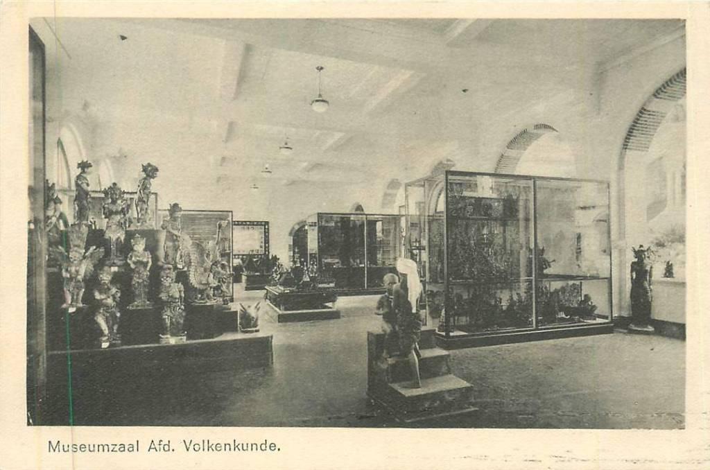 381-447-001 Amsterdam Museumzaal Afd. Volkenkunde, Verzenden, Voor 1920, Noord-Holland