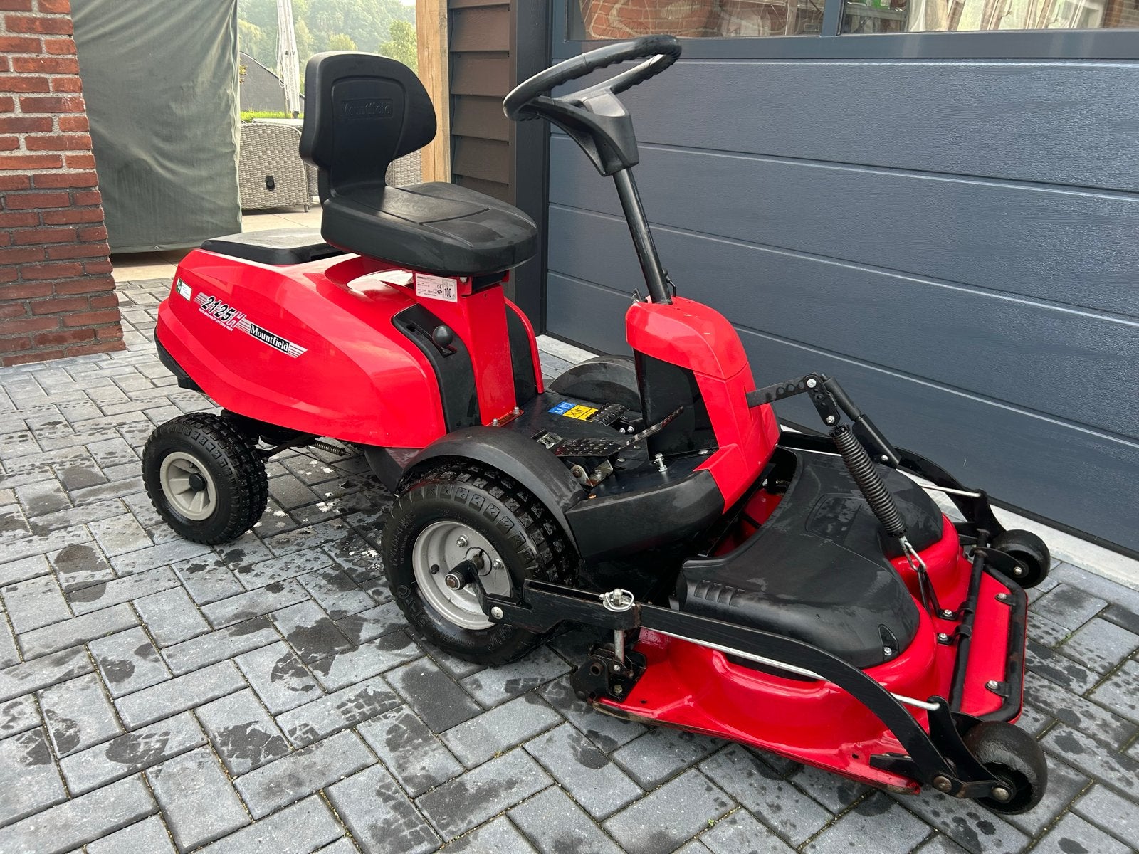 Foto 8 van Mountfield 2125H Zitmaaier - Frontmaaier stiga castel garden