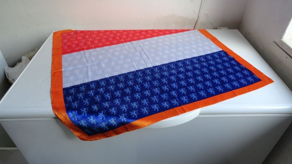 Koningsdag sjaaltje, chique, nl vlag en leeuwen, oranje rand, Ophalen of Verzenden, Zo goed als nieuw, Overige typen, Oranje of Koningsdag