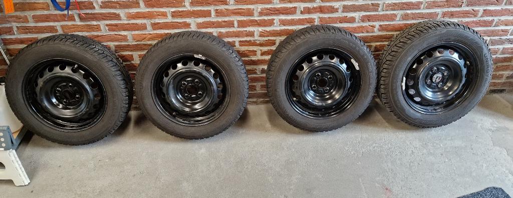 Winterbanden Yaris 2018 175/65R15 met sneeuwkettingen., Auto-onderdelen, Ophalen, Gebruikt, Toyota