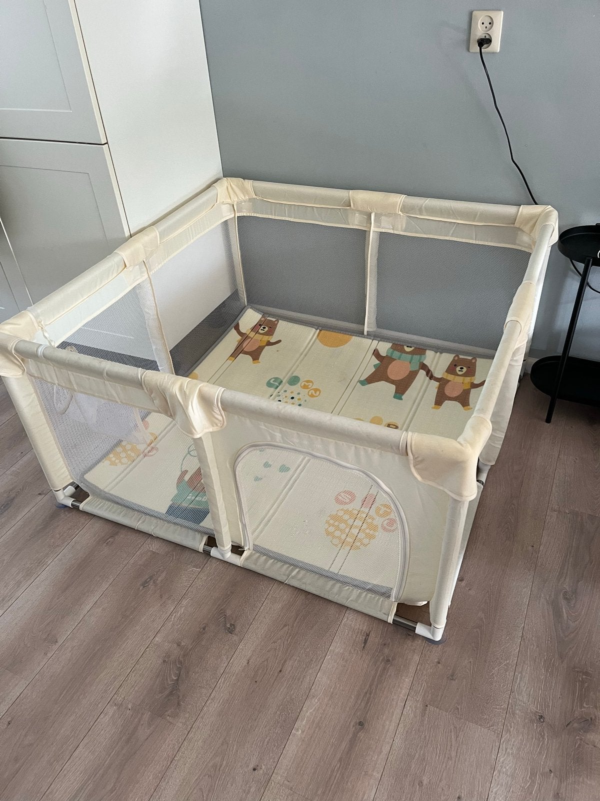 Grondbox met speelmat - Veilig en comfortabel, Ophalen of Verzenden, Gebruikt, Vierkant, Boxkleed