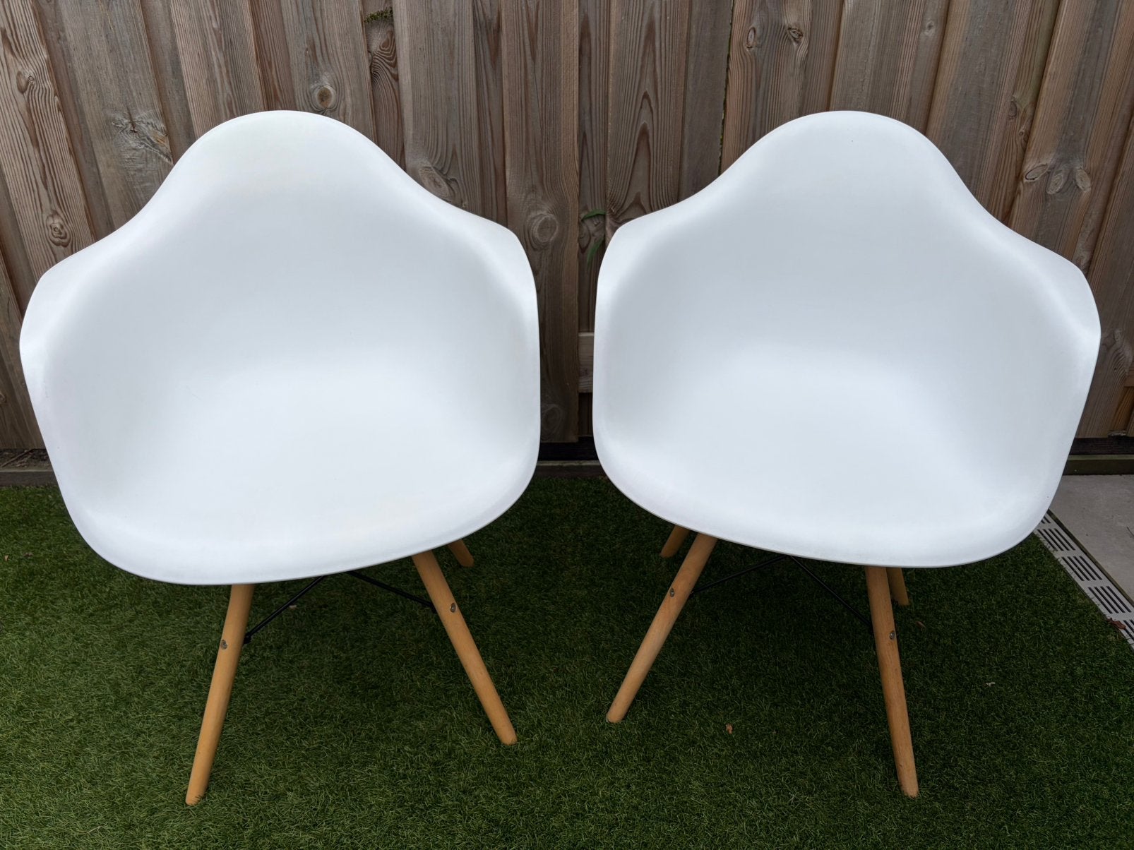 2 witte kuipstoelen/eetkamerstoelen, Huis en Inrichting, Gebruikt, Twee, Wit, Ophalen