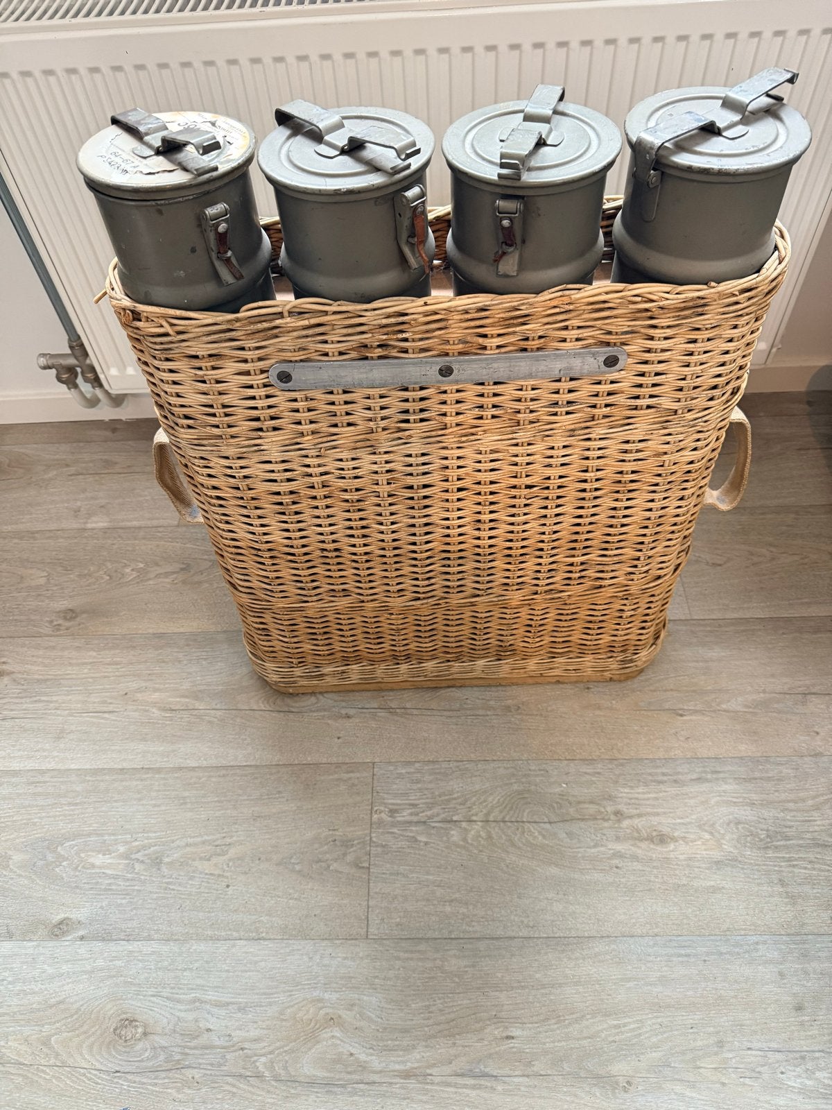 Vintage munitiekisten in rieten mand - Militaria, Ophalen of Verzenden