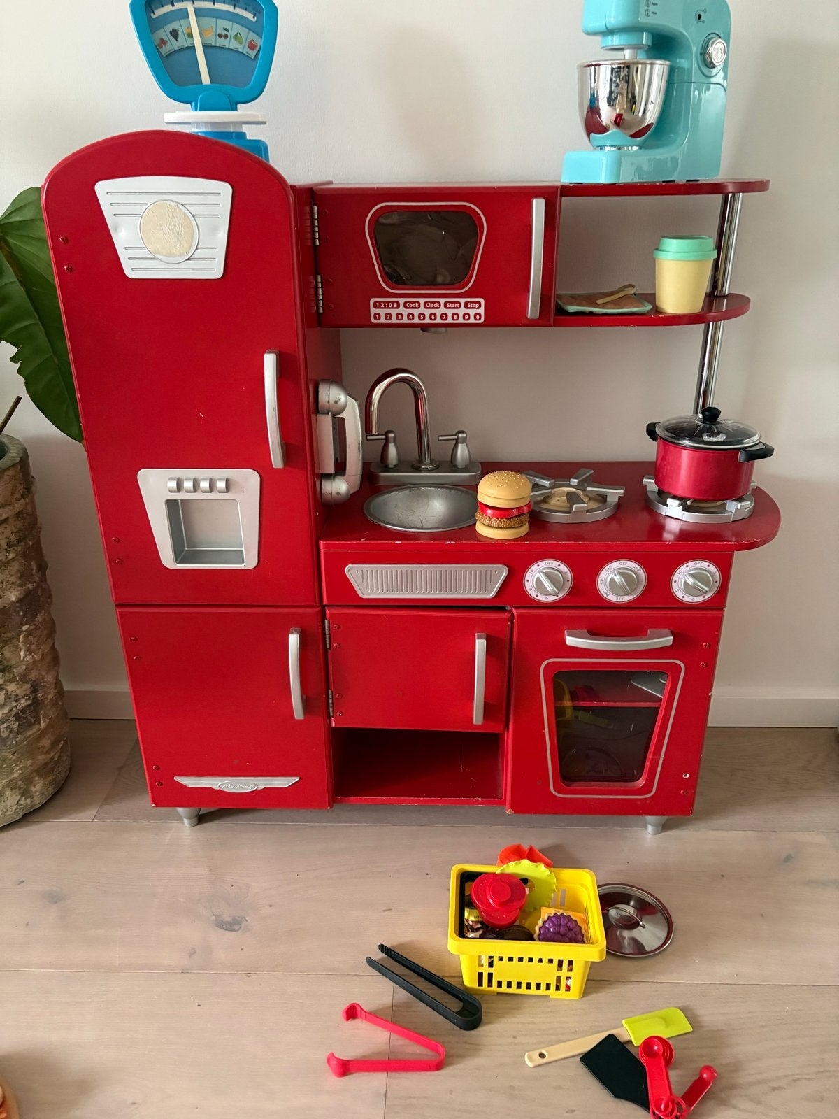Rode kidkraft speelkeuken met accessoires - zie tekst, Kinderen en Baby's, Speelgoed | Speelkeukens, Ophalen of Verzenden, Gebruikt