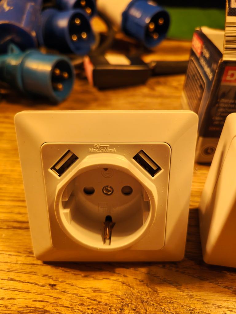 Stopcontacten met USB en Tijdschakelaars, Ophalen of Verzenden, Gebruikt, Stopcontact