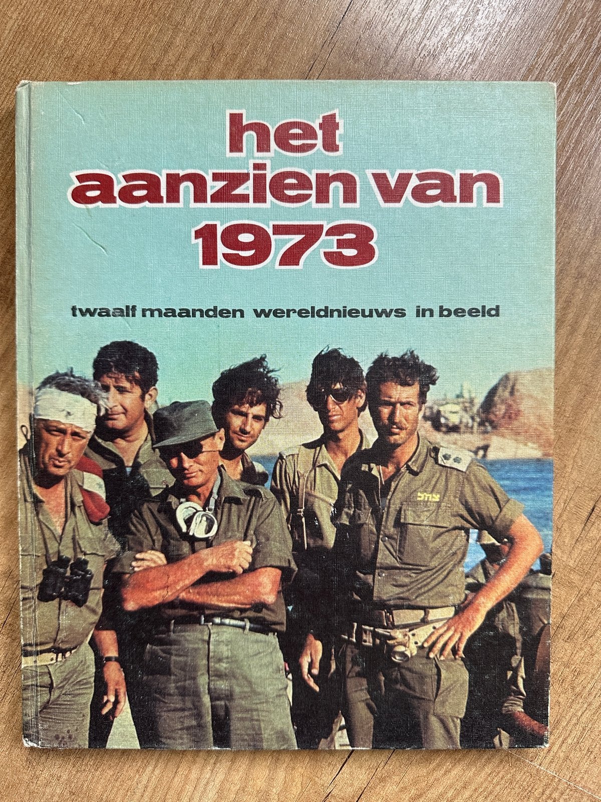 Het Aanzien van 1973: Twaalf Maanden Wereldnieuws in Beeld, Ophalen of Verzenden, 1945 tot heden, Gelezen, Algemeen