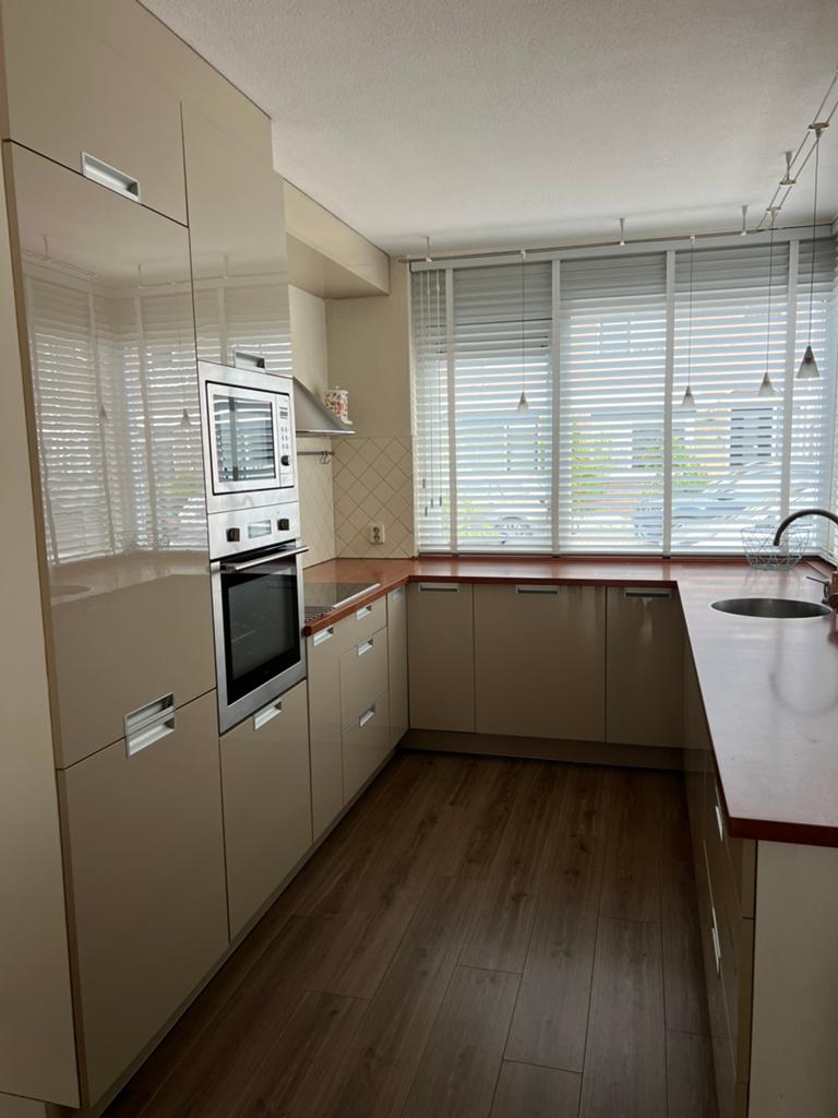Complete U- vormige keuken met inbouwapparatuur, Huis en Inrichting, Ophalen, Gebruikt, U-keuken, Hoogglans of Gelakt