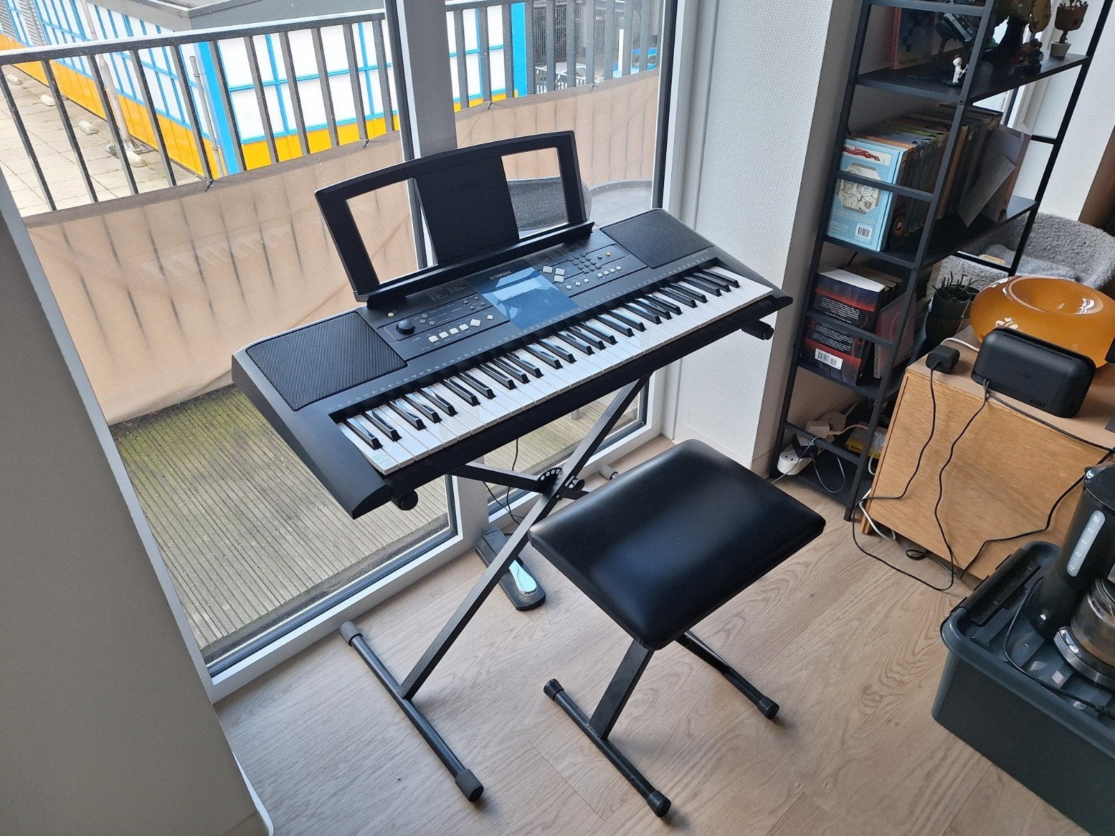 Yamaha keyboard PSR E333 met standaard, pedaal, kruk, Muziek en Instrumenten, Keyboards, Ophalen, Yamaha, Midi-aansluiting, 61 toetsen