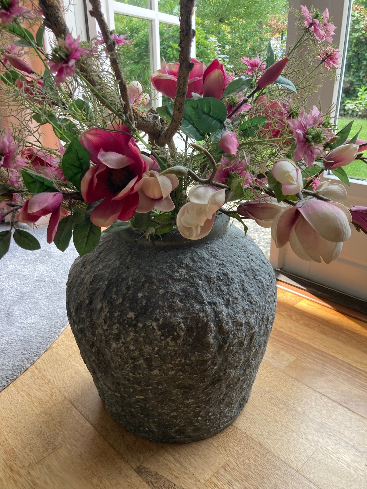 Grote lichte vaas met kunstbloemen (epoxy/kunststof), Huis en Inrichting, Woonaccessoires | Vazen, Ophalen, Kunststof, Inclusief decoratie