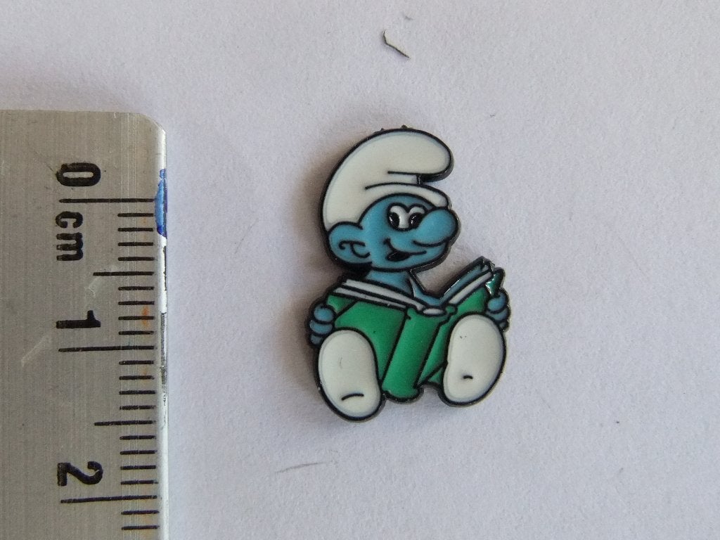 Smurf pinnetje - Smurf leest een boek, Verzamelen, Speldjes, Pins en Buttons, Verzenden, Nieuw, Figuurtje, Speldje of Pin