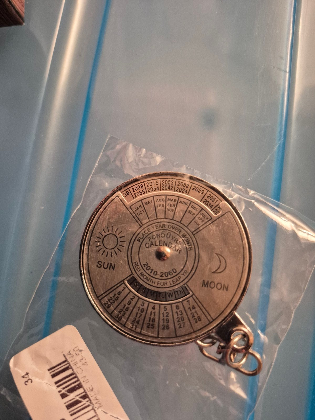 Nieuwe 50 jaar kalender sleutelhanger tot 2060, Ophalen of Verzenden, Nieuw