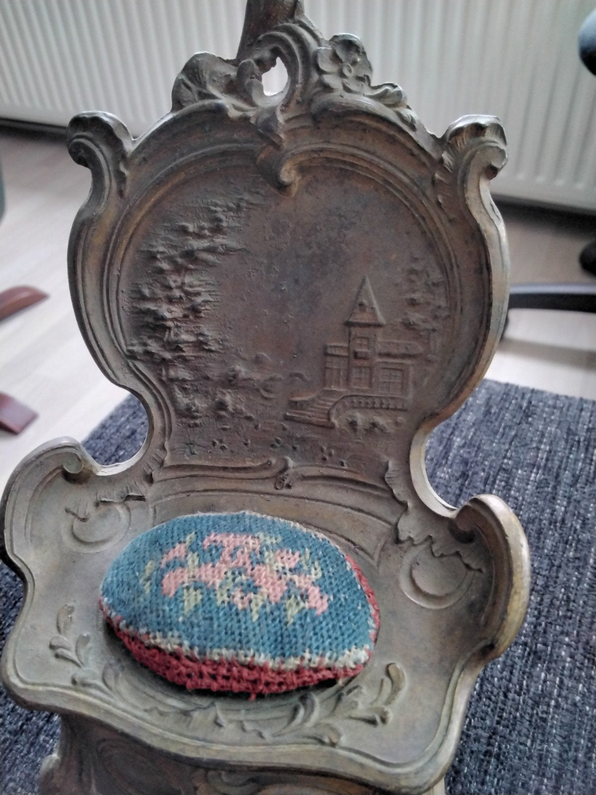 Antiek naaigerei: Miniatuur stoel met speldenkussen, Antiek en Kunst, Ophalen of Verzenden